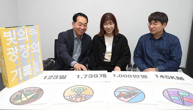 백서 ‘빛의 광장의 기록’ 제작을 주도한 주제준 한국진보연대 정책위원장(왼쪽부터), 박한희 한국성소수자인권단체연합 무지개행동 공동대표, 김주호 참여연대 민생경제팀장이 3월31일 오후 서울 마포구 한겨레신문사에서 인터뷰를 하기 전 이야기를 나누고 있다. 백소아 기자 thanks@hani.co.kr