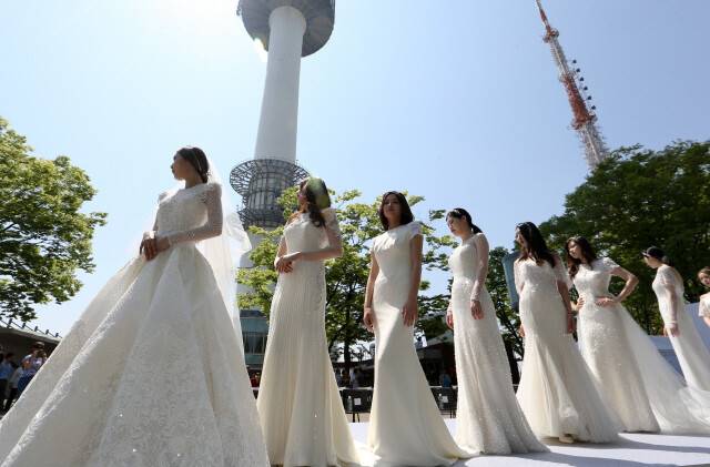 2017년 5월 서울에서 열린 한 웨딩패션쇼의 모습. 김정효 기자 hyopd@hani.co.kr