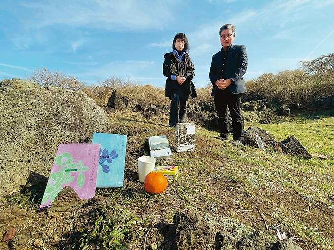 지난 3월23일 오후 허영선 시인과 허호준 기자가 제주 동북부 구좌읍 세화리 다랑쉬굴 입구에서 최근 저술한 4·3 관련 책들을 바치며 희생자들을 기리고 있다. 이유진 기자