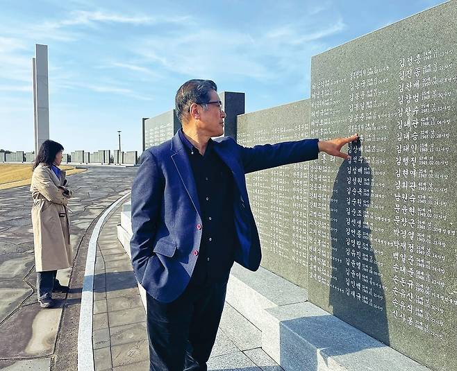 허호준 기자가 4·3평화공원에 조성된 각명비(희생자들의 성명, 당시 연령, 사망일시 등을 간결하게 기록한 비석)를 가리키고 있다. 이유진 기자