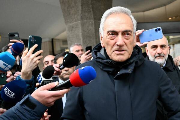 가브리엘 그라비나 이탈리아 축구협회장이 2일(현지시각) 로마 시내의 축구협회 본부에서 떠나고 있다. 로마/AFP 연합뉴스