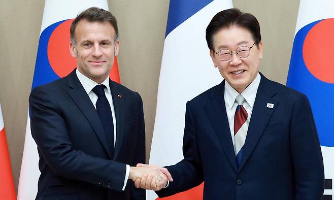 이재명 대통령과 에마뉘엘 마크롱 프랑스 대통령이 3일 청와대에서 확대 정상회담에 앞서 악수하고 있다. 연합뉴스