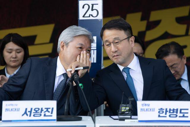 한병도(오른쪽) 더불어민주당 원내대표가 2일 서울 여의도 국회 본청 앞에서 열린 정치개혁 합의문 발표에서 서왕진 조국혁신당 원내대표와 대화하고 있다. 뉴스1