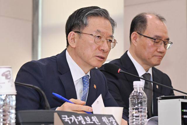 정성호(왼쪽) 법무부 장관이 3일 국회에서 열린 '윤석열 정권 정치검찰 조작기소 의혹 사건 진상규명 국정조사특별위원회' 전체회의에서 의원 질의에 답하고 있다. 민경석 기자