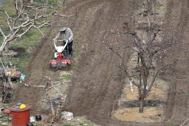 지난달 24일 대구 수성구의 한 밭에서 봄 농사를 준비하는 농부가 농기구로 밭을 갈고 있다. 대구=뉴스1
