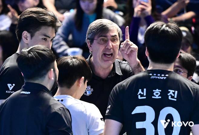 필립 블랑 현대캐피탈 감독이 챔피언결정전 직전 외국인 선수를 교체한 대한항공의 선택에 소신을 밝혔다. 사진=KOVO