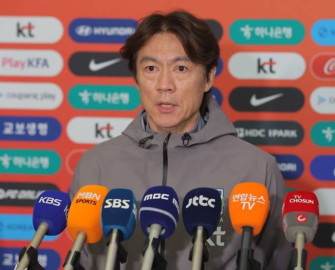 2일 인천국제공항을 통해 귀국 후 기자회견하는 홍명보 감독의 모습. 사진=연합뉴스