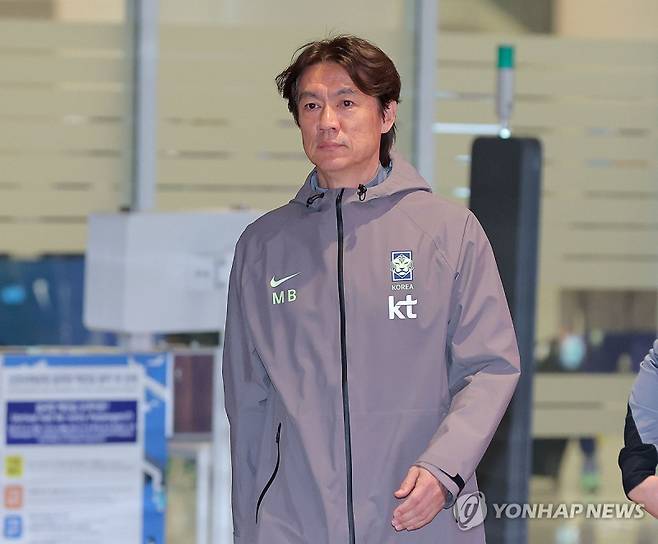 2026 북중미 월드컵을 앞두고 유럽에서 A매치 2연전을 치른 축구 국가대표팀 홍명보 감독이 2일 인천국제공항 제2여객터미널을 통해 귀국하고 있다. 사진=연합뉴스