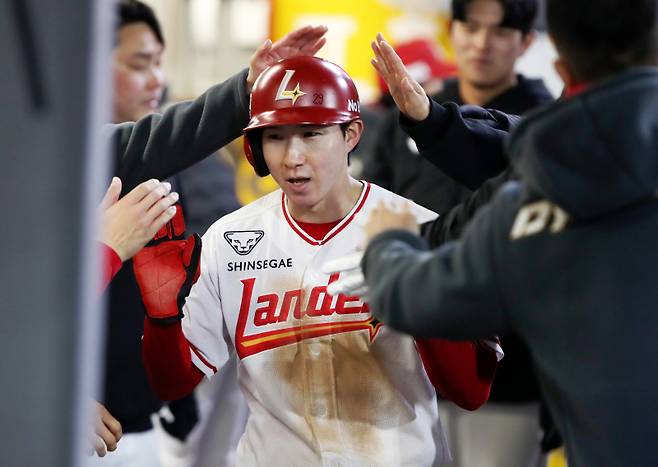 2일 인천 키움전에서 득점한 뒤 동료들의 축하를 받는 박성한. SSG 제공