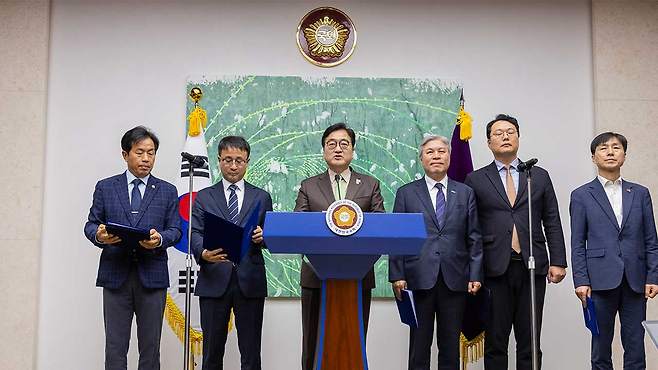 우원식 국회의장, 개헌 추진 정당 원내대표와 회견
