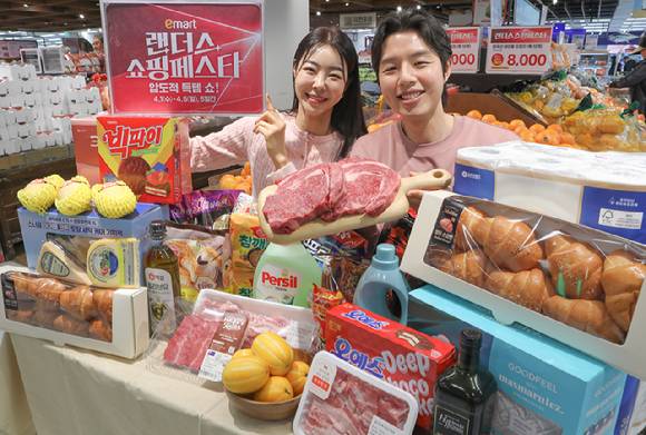 이마트 용산점에서 모델들이 '랜더스 쇼핑페스타' 할인 상품을 소개하고 있다. [사진=신세계그룹]