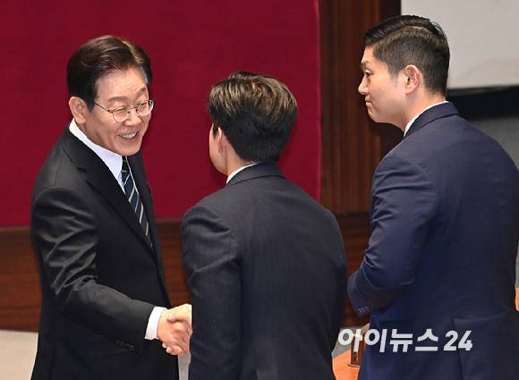 이재명 대통령이 지난 2일 서울 여의도 국회 본회의장에서 중동 사태 대응 등을 위한 추가경정예산안에 대한 시정연설을 마친 뒤 국민의힘 의원들과 악수를 하고 있다. [사진=곽영래 기자]
