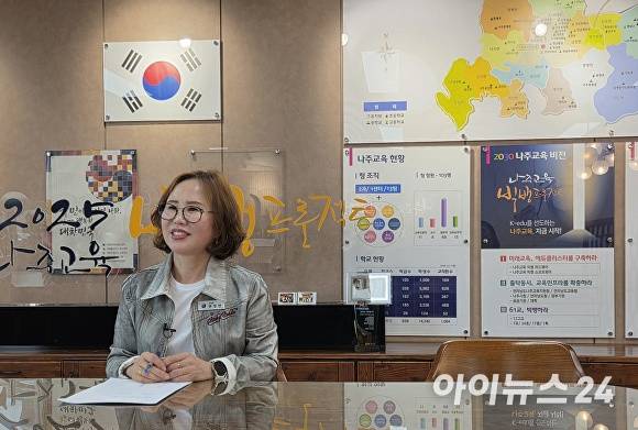 변정빈 교육장이 '옳고 그름의 문제가 아니라면, 나주 교육을 함께 만드는 창조자가 되자'고 밝히고 있다. [사진=한봉수 기자]