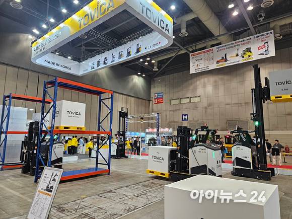 토비카는 AMR 포크리프트 1.5톤부터 3톤을 아우르는 AMR 포크리프트와 무인 지게차(AGV) 라인업을 전시했다. [사진=설재윤 기자]