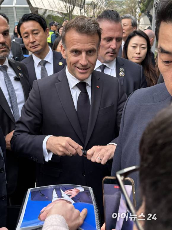 에마뉘엘 마크롱 프랑스 대통령이 3일 서울 여의도 한국경제인협회 회관에서 취재진의 요청에 사인을 해주고 있다. [사진=권서아 기자]