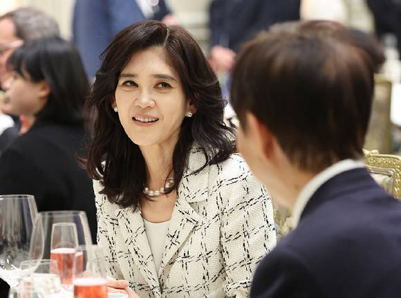 이부진 호텔신라 사장이 3일 청와대 영빈관에서 열린 국민오찬에 참석해 대화를 나누고 있다. [사진=연합뉴스]