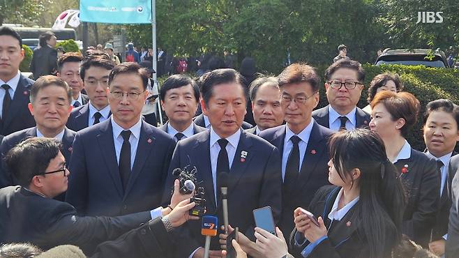 정청래 더불어민주당 대표가 오늘(3일) 제78주년 4·3희생자 추념식장에 들어서며 기자들의 질문에 답하는 모습 (사진, 신동원 기자)