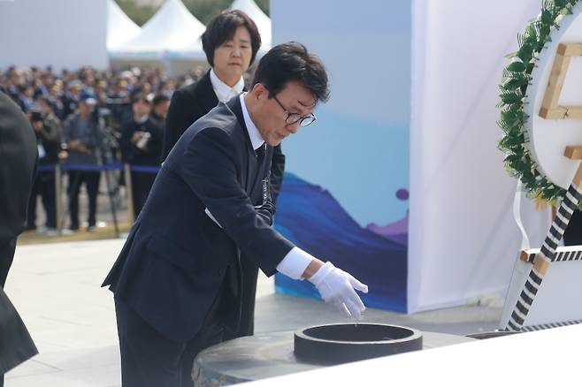김민석 국무총리가 오늘(3일) 제78주년 4·3희생자 추념식에서 분향하는 모습
