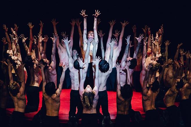 BBL의 ‘볼레로’. 김기민은 한국 무용수 최초로 이 작품 주역을 맡는다. [사진 BBL, 마르크 뒤크레]