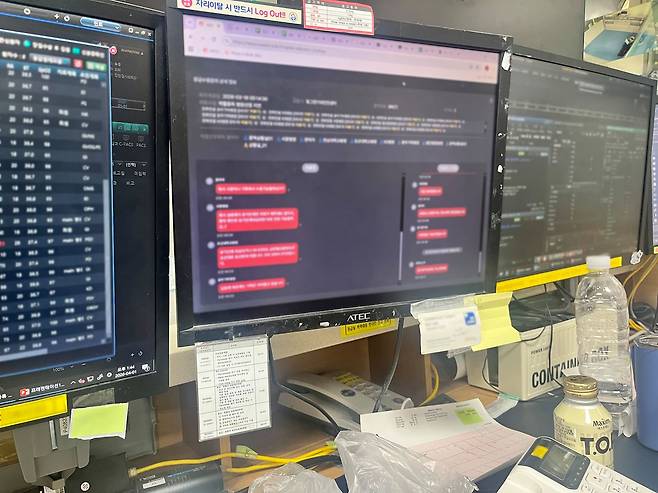 관계자들이 원격 회의를 통해 이송 병원을 의논하는 모습. 이에스더 기자
