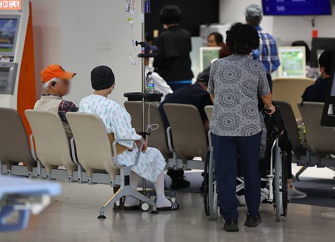 서울 시내 한 병원 창구 앞에 환자와 내원객들이 대기하고 있다. 연합뉴스 ※기사 내용과 직접적인 관련 없음