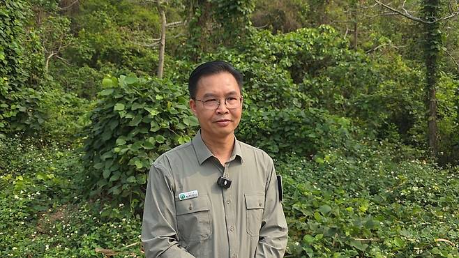 중국 광시성 충쭤시 흰머리랑구르자연보호구 관리 책임자인 눙덩판 주임. 사진 이도성 특파원