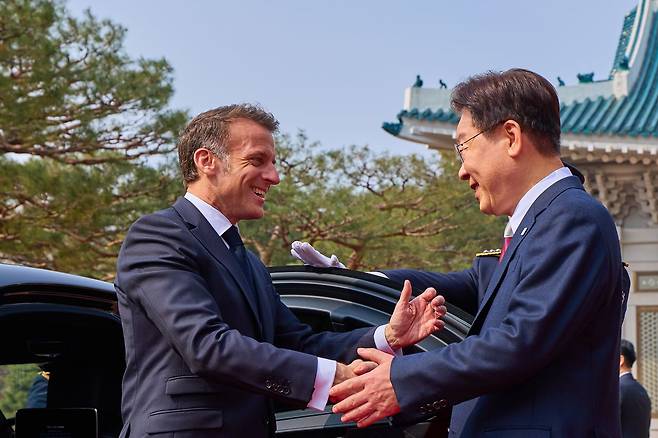 이재명 대통령이 3일 청와대에서 국빈 방한한 에마뉘엘 마크롱 프랑스 대통령을 영접하고 있다. 사진 청와대