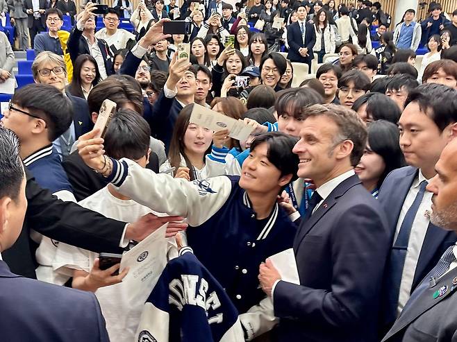 3일 오후 연세대 대우관에서 열린 '연세대 학생들과의 만남' 특별강연에서 에마뉘엘 마크롱 대통령이 학생과 사진을 찍고 있다. 이아미 기자