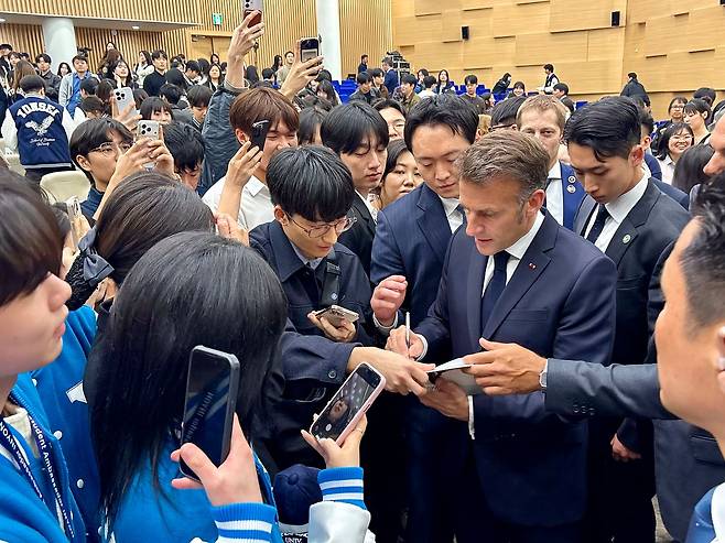 3일 오후 연세대 대우관에서 열린 '연세대 학생들과의 만남' 특별강연에서 에마뉘엘 마크롱 대통령이 학생의 사인 요청에 응하고 있다. 이아미 기자