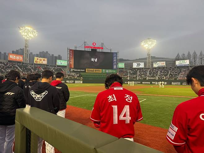SSG 선수단이 3일 사직 롯데전을 앞두고 지난 1월 세상을 떠난 김민재 코치를 추모하고 있다. 사진 SSG 랜더스