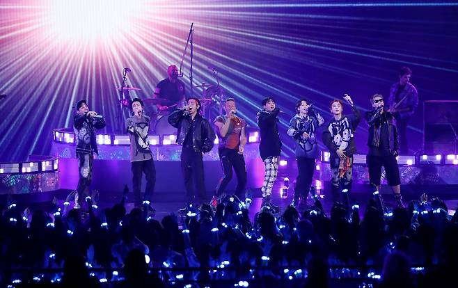 BTS와 콜드플레이가 2021년 11월 21일 미국 로스앤젤레스 마이크로소프트 시어터에서 열린 제 49회 아메리칸뮤직어워드에서 협연하고 있다. [로이터=뉴시스]