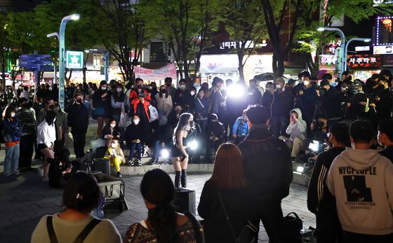서울 홍대 앞에서 한 가수가 거리공연을 펼치고 있다. 홍대의 소규모 공연들이 우리나라 공연계의 자양분이라는 평가가 많다. [중앙 포토]