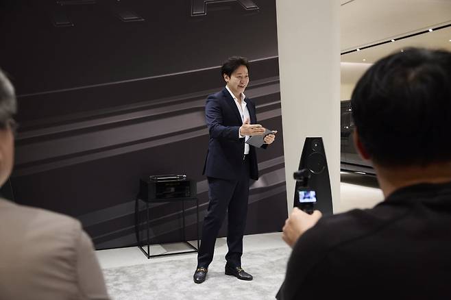 장현태 피요르 오디오 대표가 메리디안 스피커 관련 설명을 하고 있다. /사진=JLR코리아