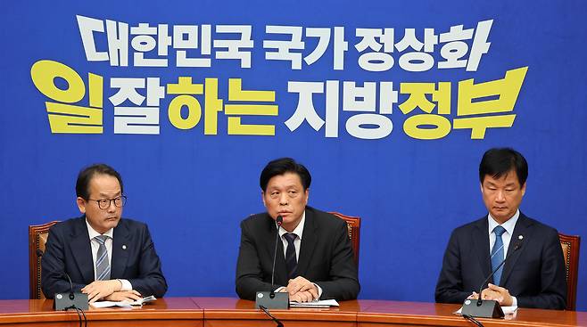 조승래 더불어민주당 사무총장(가운데)이 지난 1일 국회에서 열린 비공개 최고위원회의를 마친 뒤 김관영 전북지사 제명 결정을 발표하고 있다. 연합뉴스