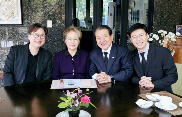 김병주 의원이 3일 봉하마을을 찾아 고(故) 노무현 전 대통령 묘역을 참배하고 권양숙 여사를 예방했다. 의원실 제공