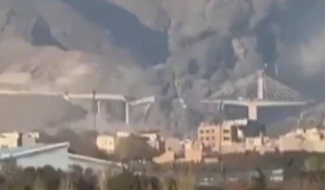 미국·이스라엘 공격이 붕괴하고 있는 이란 교량. [사진출처 = 트럼프 SNS]