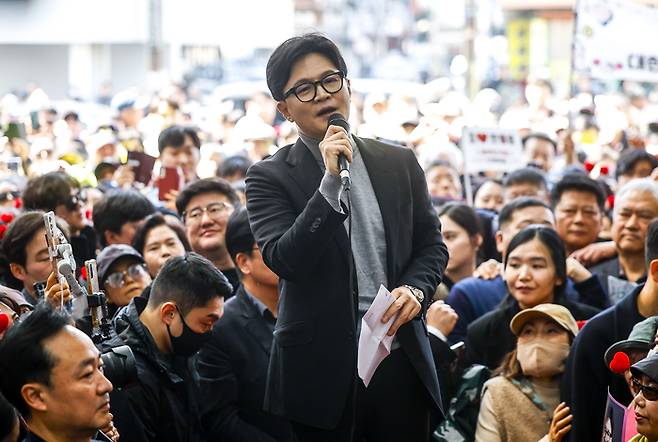 한동훈 전 국민의힘 대표가 지난달 22일 서울 동대문구 경동시장을 방문해 발언하고 있다. [공동취재단, 연합뉴스]