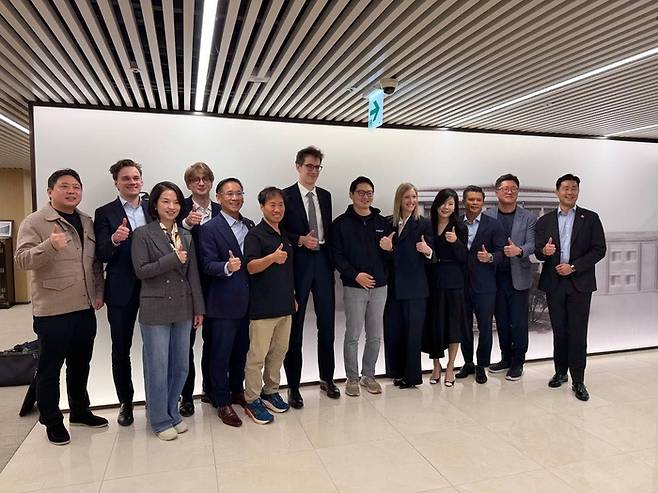 김성훈 업스테이지 대표(왼쪽에서 여섯번째)와 아서 멘쉬 미스트랄 AI CEO(왼쪽에서 일곱번째)가 한국에서 회동을 가진 후 기념 촬영을 하고 있다. [출처 = 김성훈 대표 페이스북]