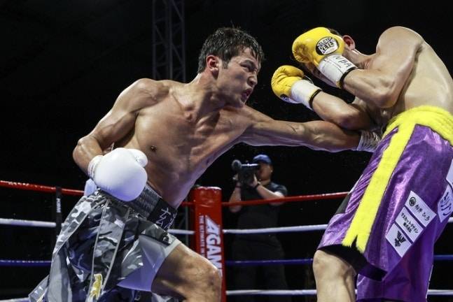 최시로가 지난해 WBA 라이트급 아시아 챔피언 1차 방어전에서 공격을 시도하고 있다. FW1