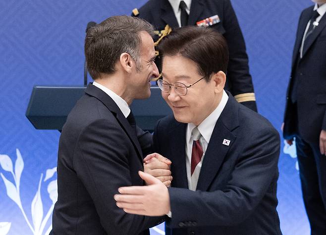 이재명 대통령과 마크롱 프랑스 대통령이 3일 청와대 영빈관에서 열린 국빈오찬에서 건배를 마치고 인사하고 있다. 2026.04.03 청와대사진기자단 김호영기자