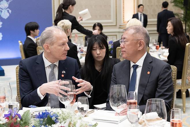 정의선 현대차그룹 회장이 3일 청와대에서 열린 이재명 대통령 주최 에마뉘엘 마크롱 프랑스 대통령 국빈 방한 환영 오찬에서 참석자와 대화하고 있다. 20260403 청와대사진기자단
