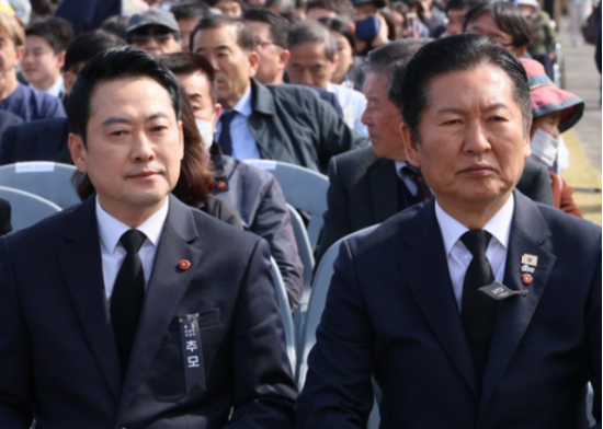 정청래 (오른쪽) 더불어민주당 대표와 장동혁 국민의힘 대표가 3일 제주 4·3 평화공원에서 열린 제78주년 제주 4·3 희생자 추념식에 참석해 있다. (연합뉴스)