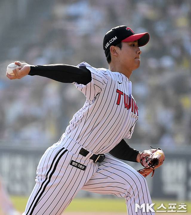 3월 28일 서울 잠실야구장에서 ‘2026 프로야구’ KT 위즈와 LG 트윈스의 경기가 열렸다. KT는 사우어, LG는 치리노스가 선발로 나섰다. 8회초 LG 우강훈이 역투하고 있다. 사진=천정환 기자