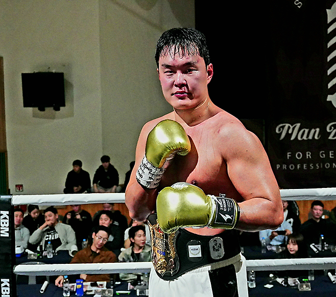 사단법인 한국복싱커미션 헤비급 챔피언 김태광이 2026년 3월 서울과학기술대학교 체육관 특설 링에서 타이틀 1차 성공 후 기념 촬영을 하고 있다. 사진=KBM