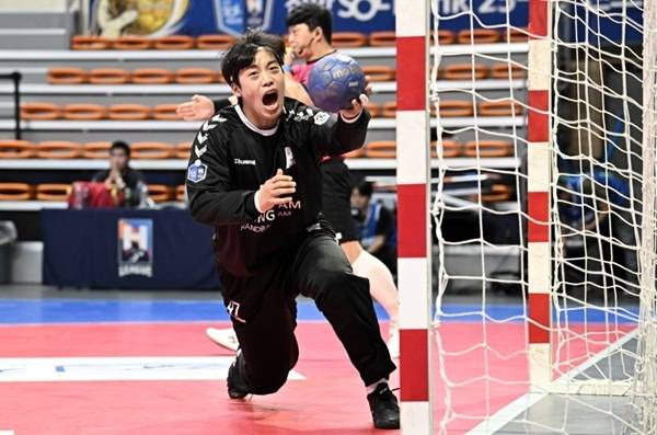 사진 포효하는 충남도청 김희수 골키퍼