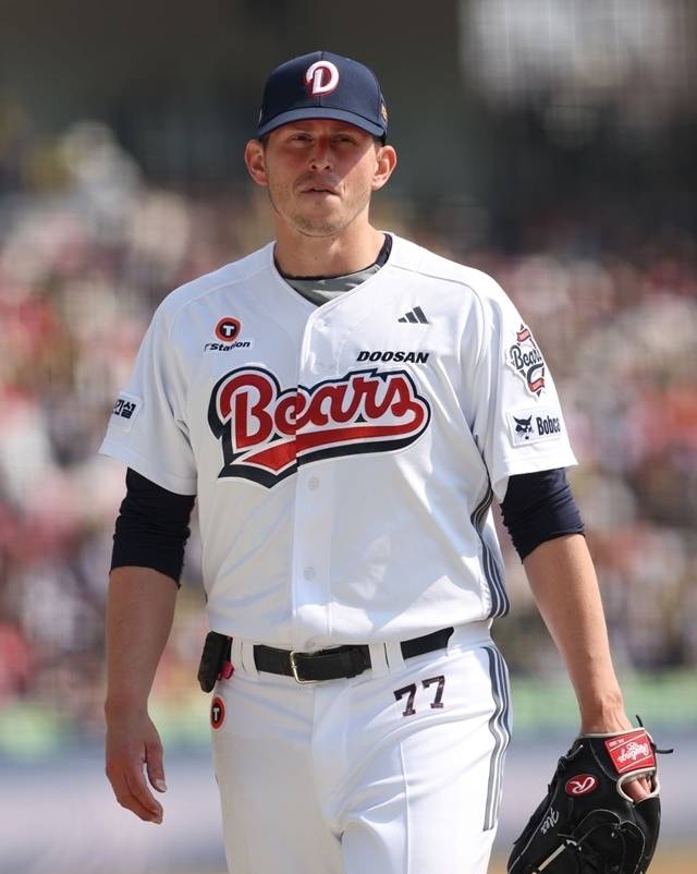 3일 한화전에서 불의의 부상과 마주한 플렉센. 사진=두산 제공