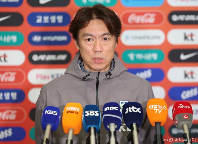 2026 북중미 월드컵 소집 전 마지막 평가전을 마치고 돌아온 축구대표팀 홍명보 감독이 2일 인천국제공항 제2터미널을 통해 귀국해 취재진의 질문에 답하고 있다. /사진=뉴스1