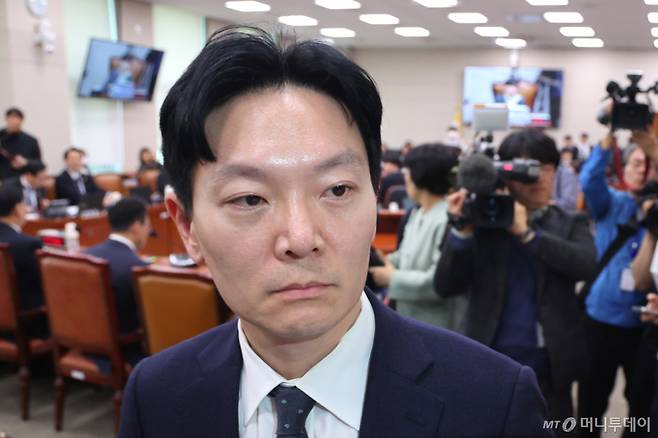 쌍방울 대북송금 사건을 담당했던 박상용 검사가 3일 서울 여의도 국회에서 열린 윤석열정권정치검찰조작기소의혹사건진상규명국정조사특별위원회 전체회의에서 증인 선서 거부로 퇴장당하고 있다./사진=뉴스1