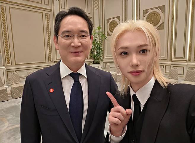 그룹 스트레이 키즈 필릭스가 이재용 삼성전자 회장과 함께 찍은 사진을 공개했다. /사진=필릭스 인스타그램