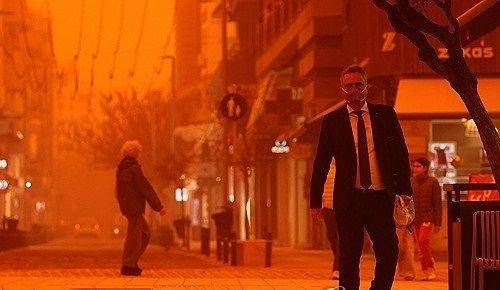 그리스 휴양지 크레타섬이 아프리카 북부 사하라 사막에서 날아온 모래먼지로 붉게 물들었다. 로이터 연합뉴스